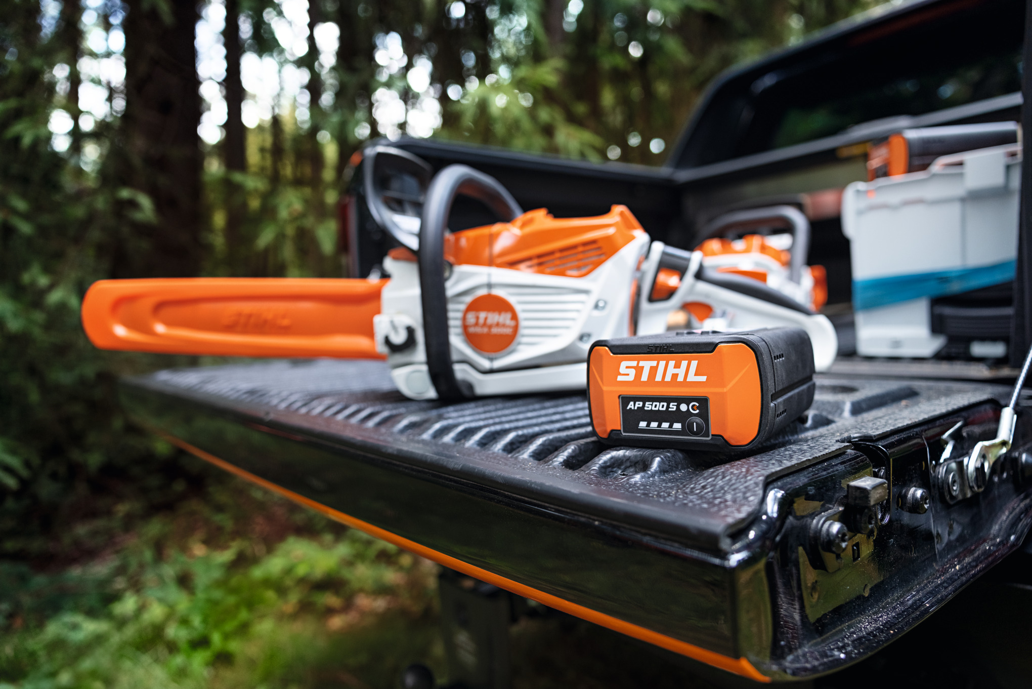 The STIHL AP 500 S lithium-ion battery and the STIHL MSA 300 battery chainsaw 