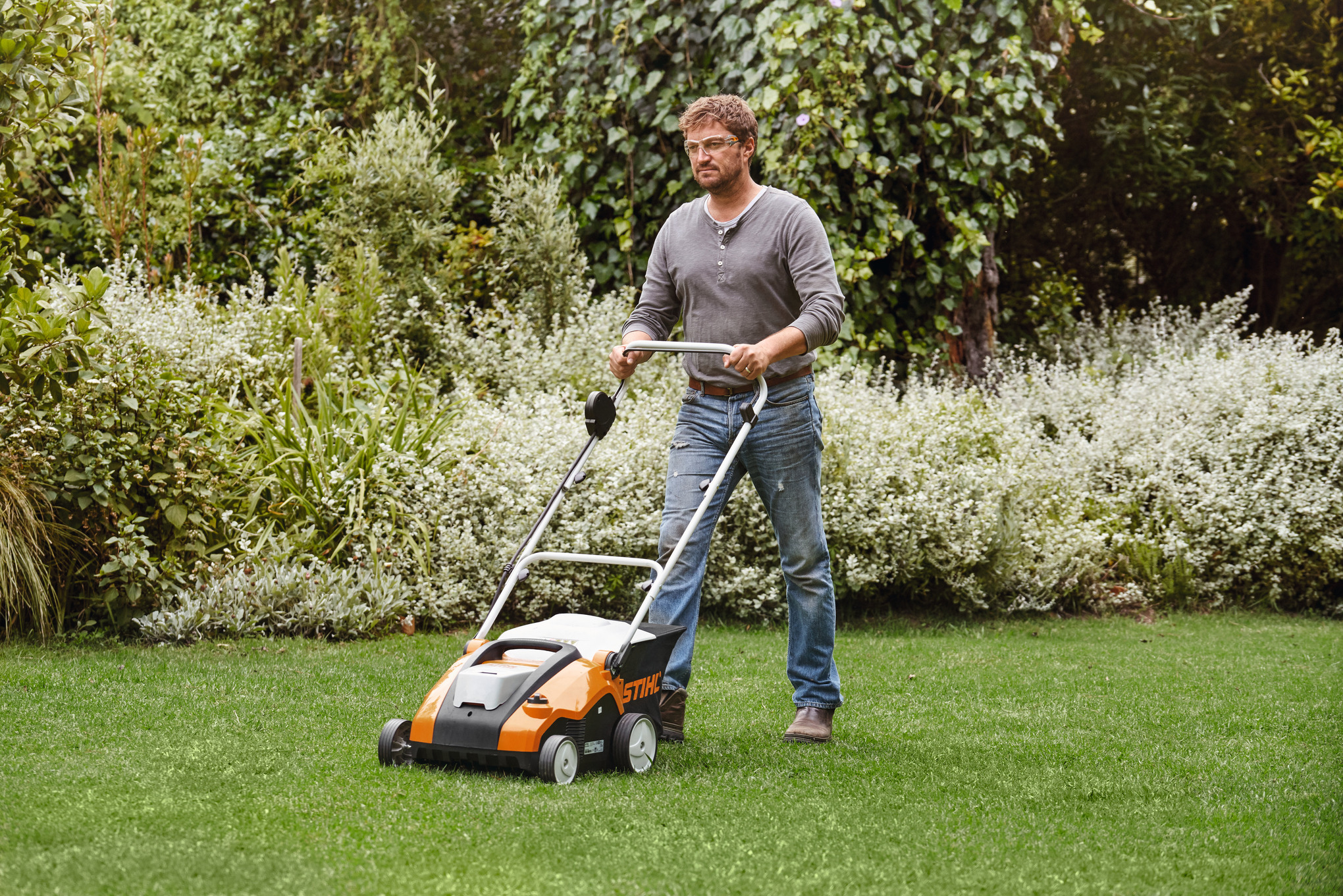 Man scarifies lawn with STIHL RLA 240