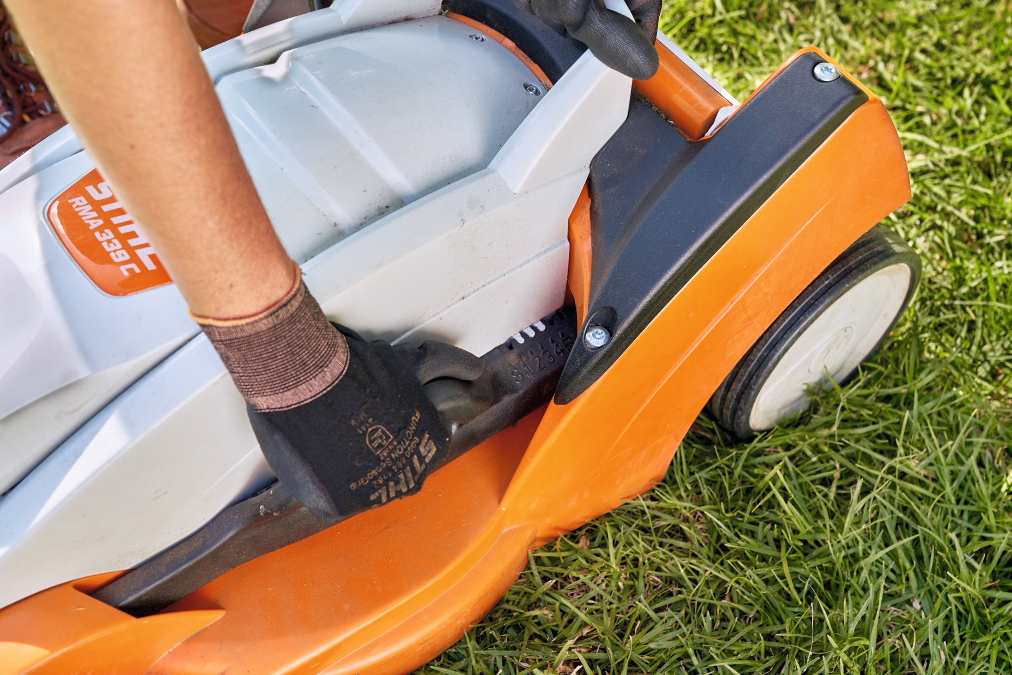 CENTRAL CUT-HEIGHT ADJUSTMENT FOR LAWN MOWERS