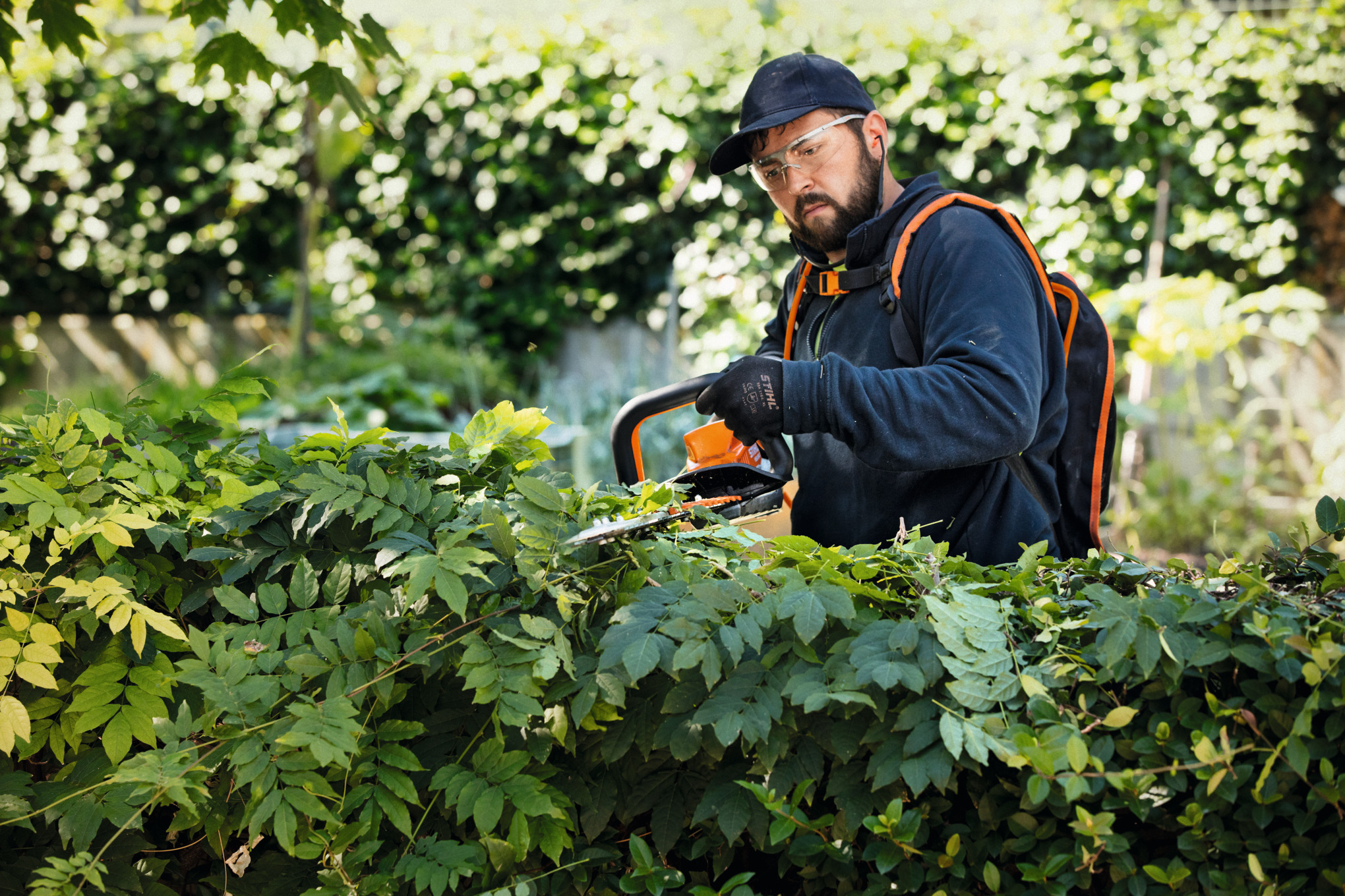 STIHL HSA 94 battery hedge trimmer from the AP-System