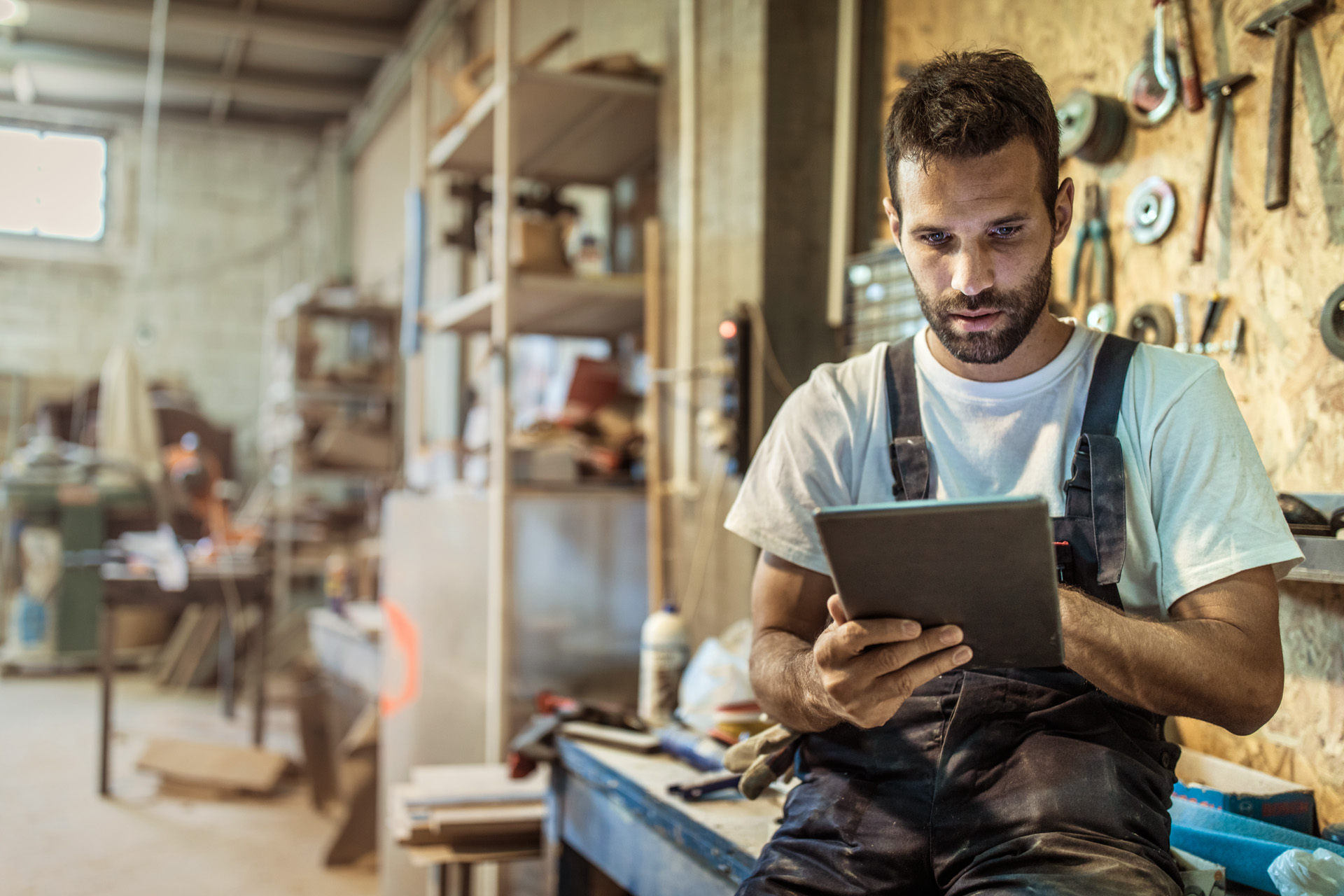 Man in a workshop uses STIHL product advisor on a tablet