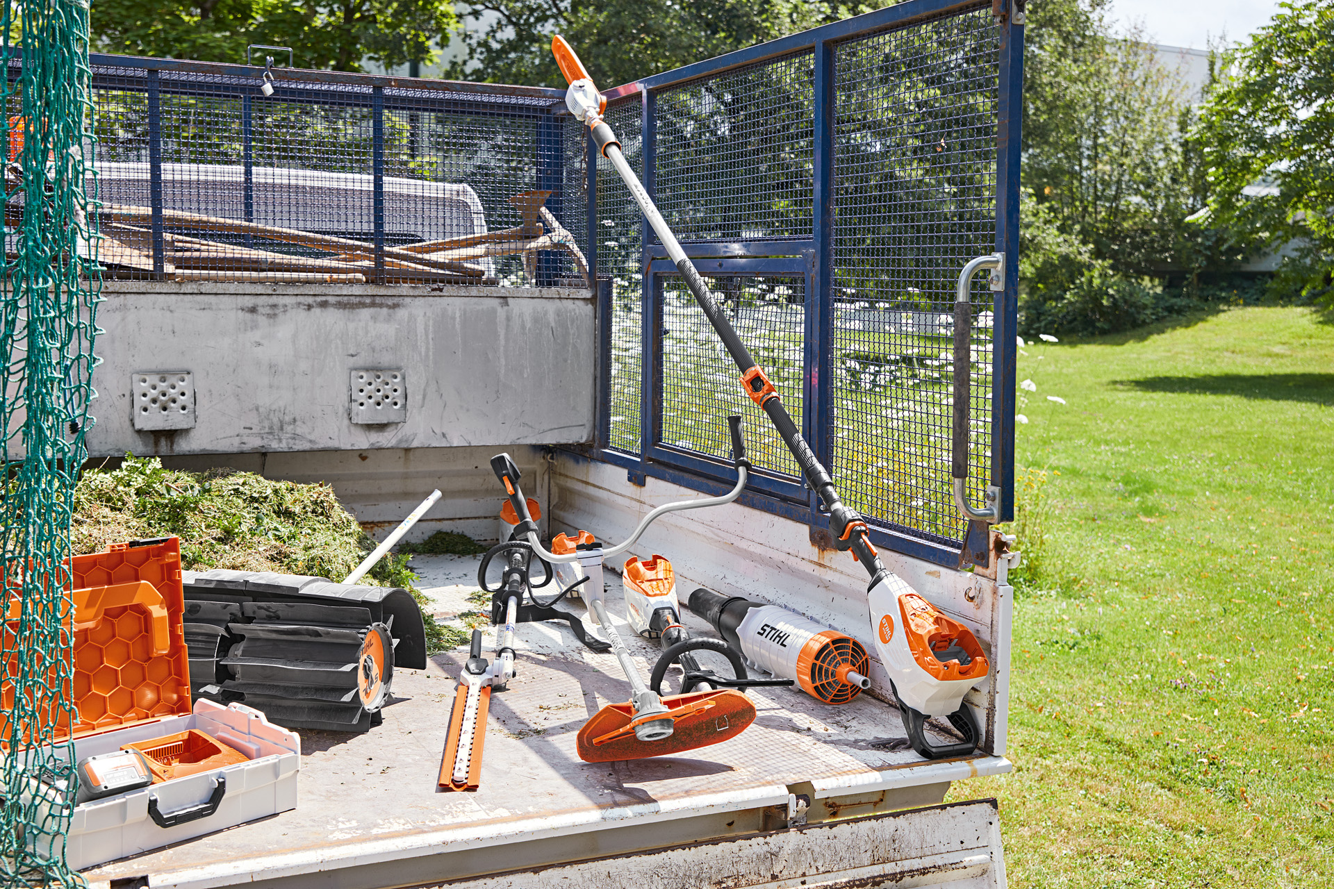 Vehicle with STIHL high pruner HTA 135, hedge trimmer HLA 135, motor scythe FSA 135 and KMA 135 on the loading area