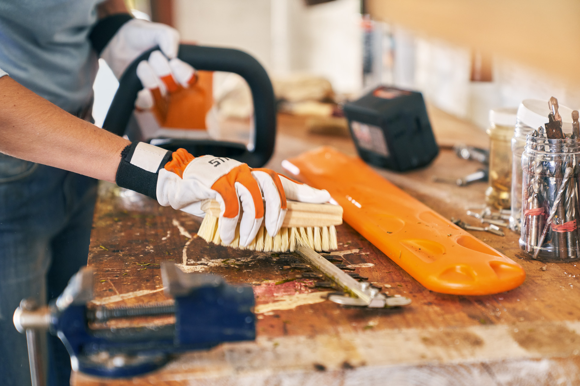 Tool care: Cleaning a STIHL HSA 56 battery hedge trimmer with a brush