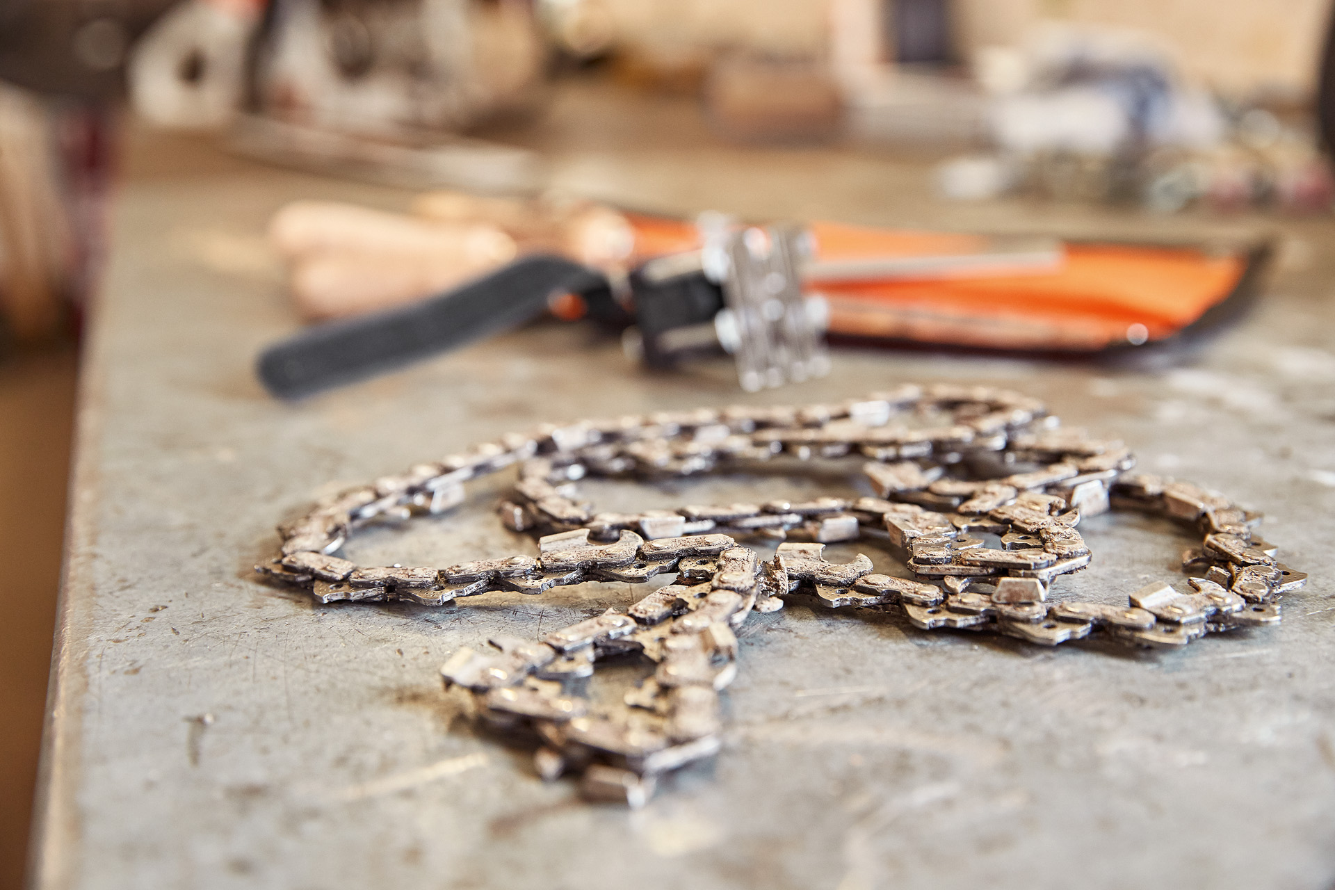 Cutting attachment and chainsaw chain on a workbench