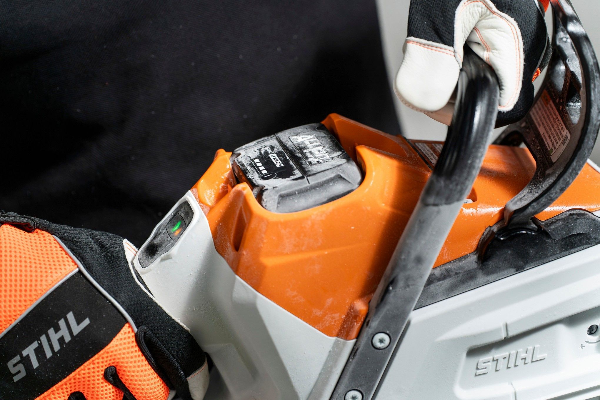 Cold-start test of the MSA 260 C chainsaw