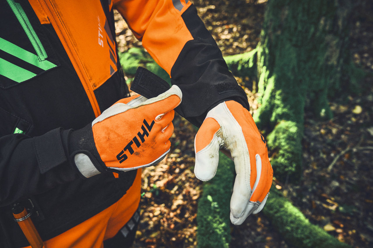 Close-up of STIHL DYNAMIC DuroTec and protective gloves