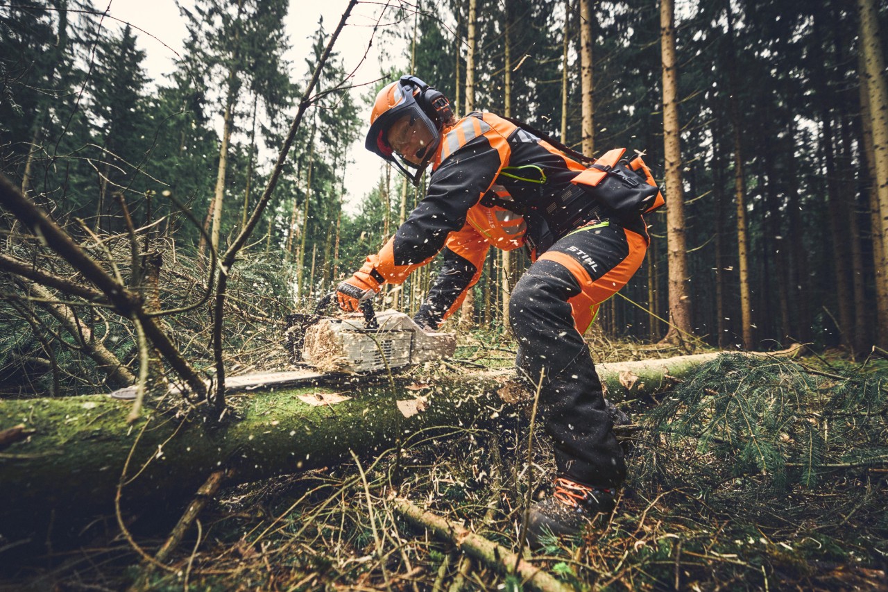 Forestry worker with STIHL chainsaw and ADVANCE FlexTEC ShellTEC protective equipment in use