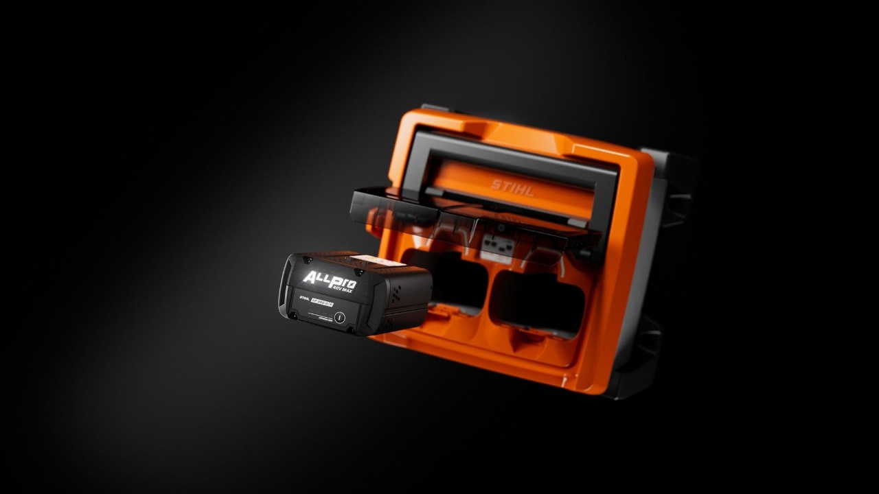 STIHL ALLPRO fast charger AL 1802 MO with an inserted and partially removed ALLPRO battery AP 300.0 P.