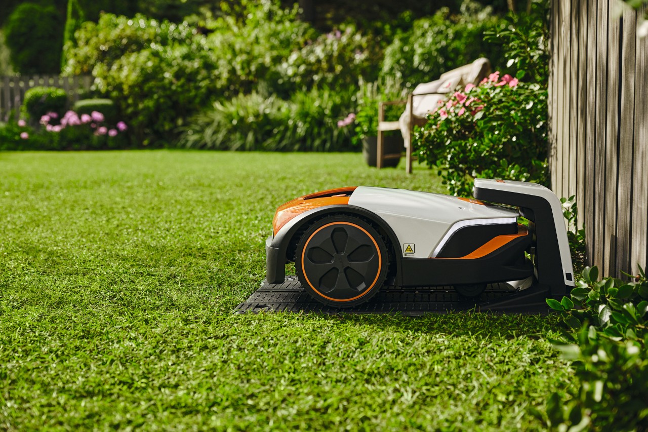 iMOW charging in the docking station