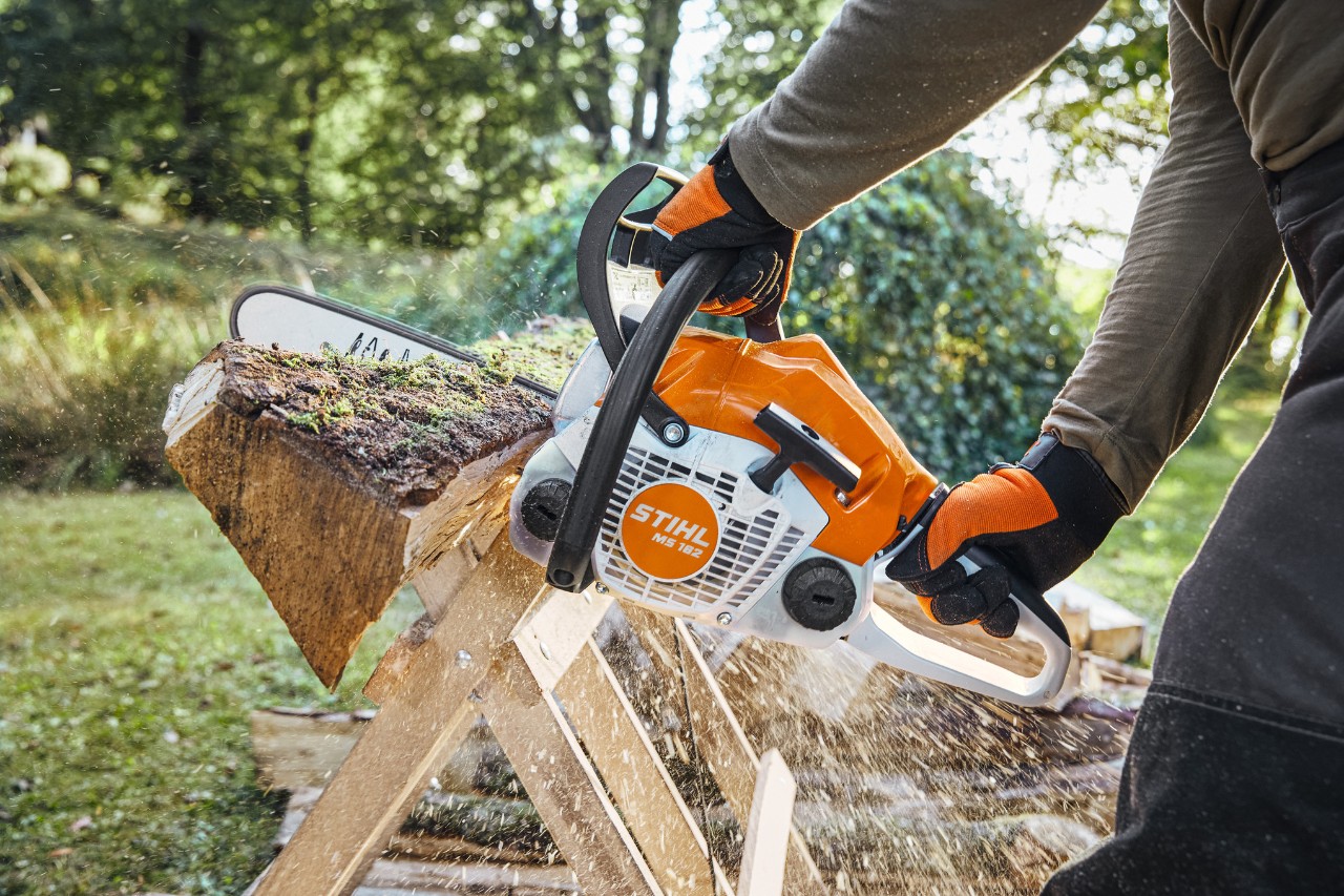 STIHL MS 162 Chainsaw cutting wood